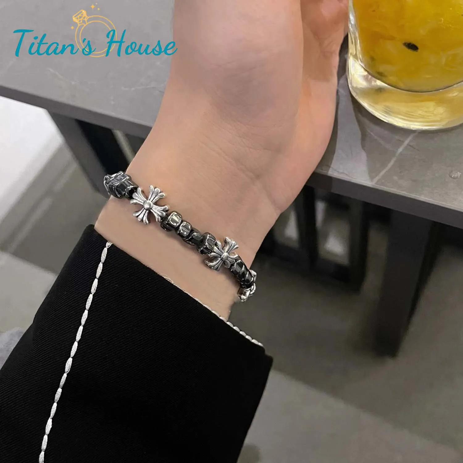  Lắc tay nam Thép Titan biểu tượng chữ thập la mã - Titan's House - LT010T