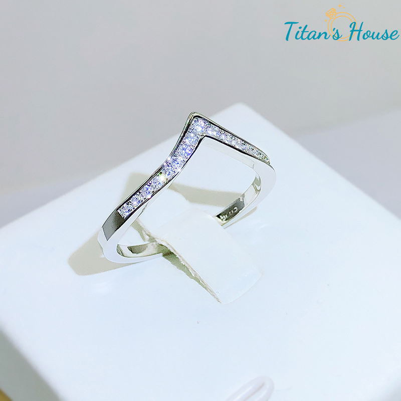 Nhẫn Unisex đá Zircon hình chữ V Titan- Titan's House - N011T